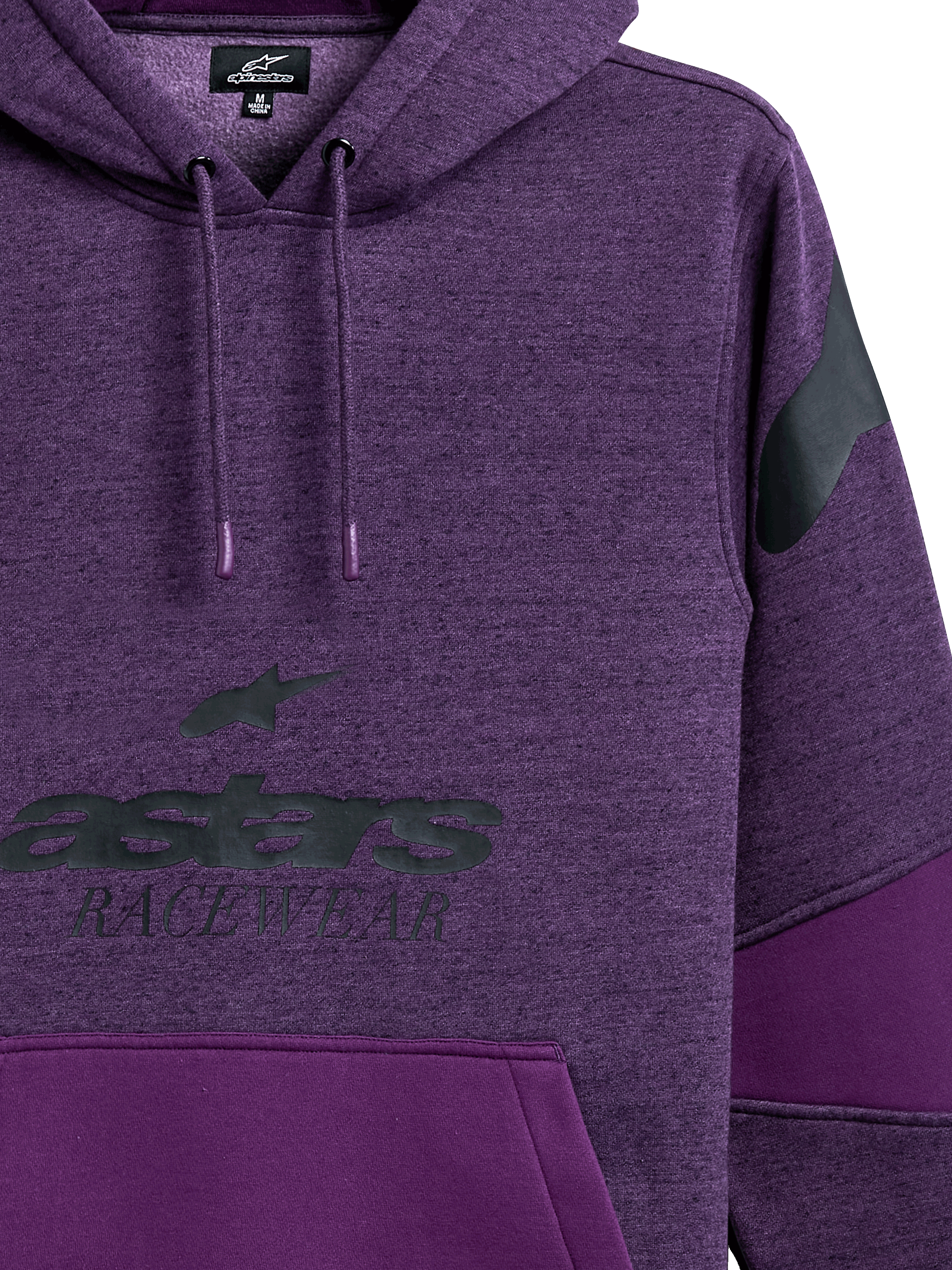 Alpinestars Perpetuate Hoodie, fioletowa bluza z kapturem z melanżu, czarna grafika astars RACEWEAR na piersi, czarne logo na ramieniu, wstawki z jednolitych fioletowych paneli, kaptur ze sznurkiem z powlekanymi końcówkami, codzienny design inspirowany sportami motorowymi