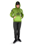 Alpinestars Perpetuate Hoodie, polarowa bluza w kolorze limonkowej zieleni (melanż) z kontrastową jaskrawozieloną kieszenią kangurka i panelami na rękawach, czarna grafika 'astars' z przodu, stylizowana z czarną czapką i ciemnymi dżinsami, codzienna odzież streetwearowa inspirowana sportami motorowymi