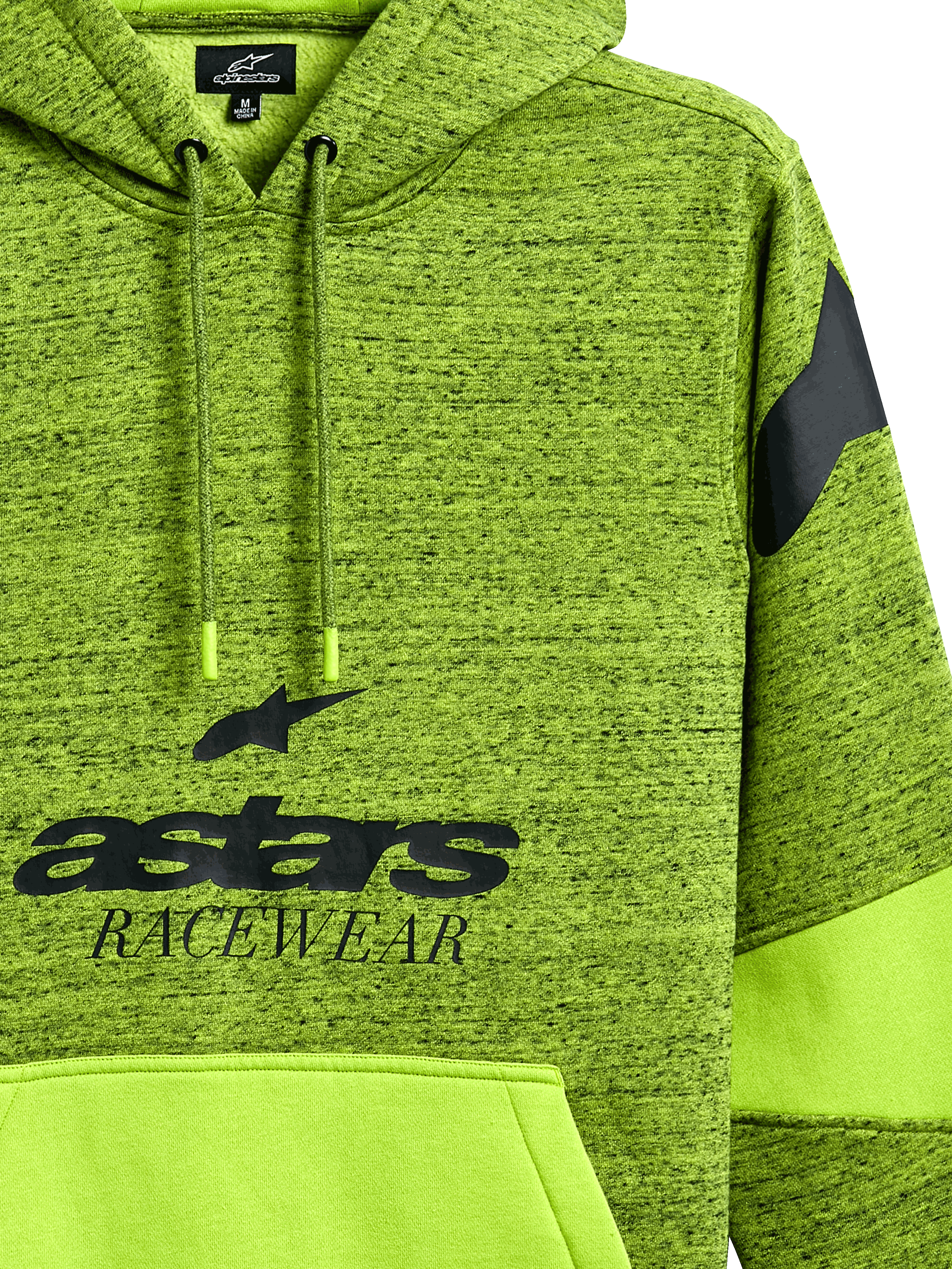 Alpinestars Perpetuate Hoodie, limonowa bluza z kapturem typu melanż, czarna grafika „astars RACEWEAR”, jednolita limonowa kieszeń kangurka z blokowaniem tkaniny, kaptur ze sznurkiem, logo na ramieniu, codzienna odzież sportowa inspirowana motorsportem.