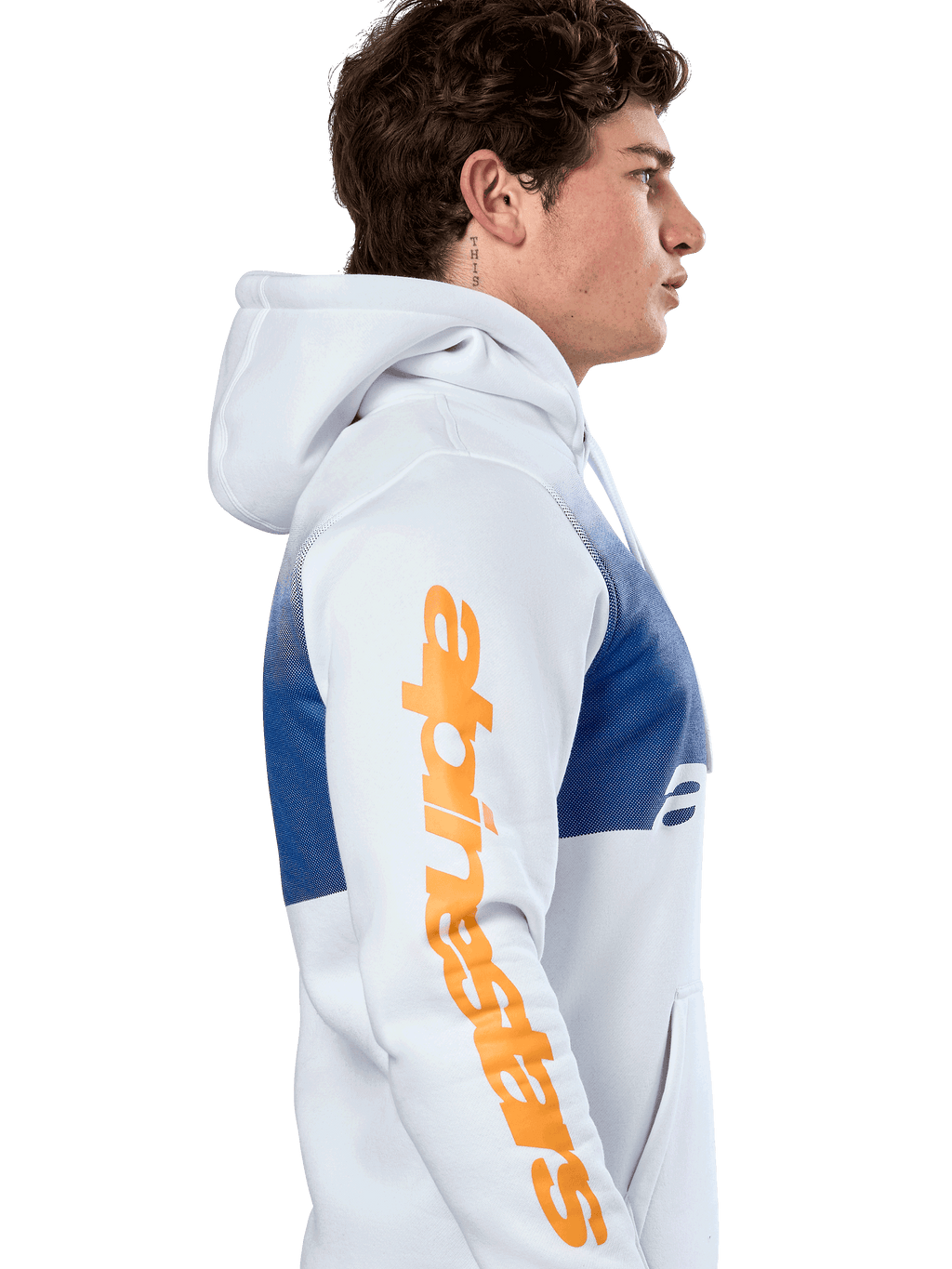 Alpinestars Specter Hoodie, casualowy streetwear, biała z niebieskim nadrukiem z efektem gradientu, duży pomarańczowy napis Alpinestars na rękawie, boczny profil mężczyzny w bluzie z kapturem
