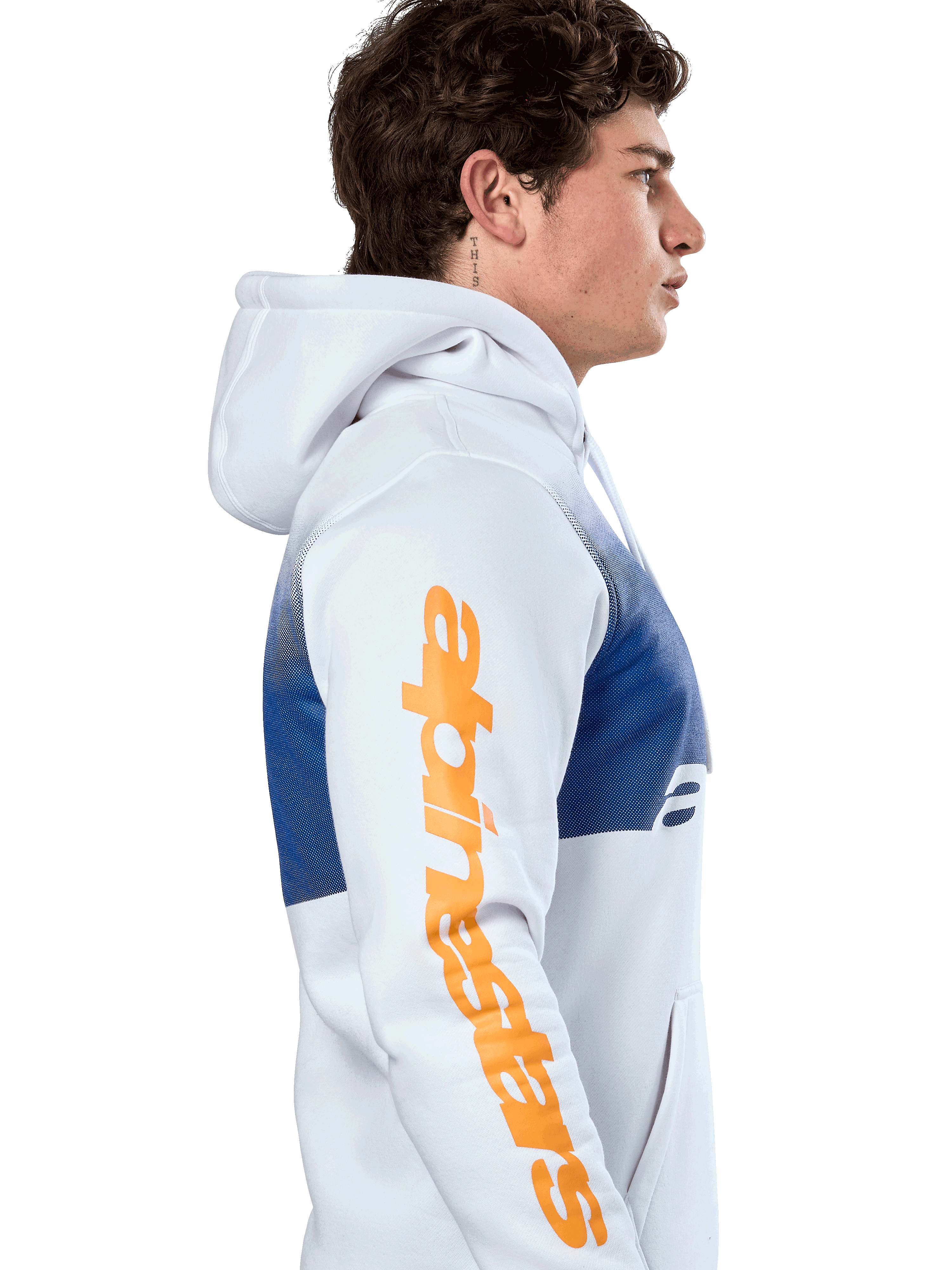 Alpinestars Specter Hoodie, casualowy streetwear, biała z niebieskim nadrukiem z efektem gradientu, duży pomarańczowy napis Alpinestars na rękawie, boczny profil mężczyzny w bluzie z kapturem