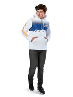Alpinestars Specter Hoodie, biała bluza polarowa wkładana przez głowę z niebieskim cieniowanym nadrukiem, pomarańczowe logo HD z przodu i napisy na rękawach, z kieszenią typu kangurka i kapturem ściąganym sznurkiem, noszona z ciemnymi dżinsami w swobodnym stylu inspirowanym sportami motorowymi