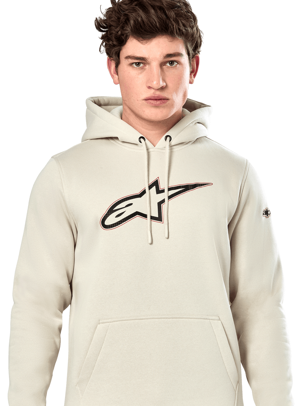 Alpinestars Insignia Hoodie, codzienna bluza z kapturem typu pullover, kolor złamanej bieli (Off White) z logo o wyglądzie włókna węglowego na piersi i czerwonym konturem, kaptur ze sznurkami i kieszeń kangurka, noszona przez modela, design inspirowany sportami motorowymi