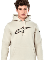 Alpinestars Insignia Hoodie, codzienna bluza z kapturem typu pullover, kolor złamanej bieli (Off White) z logo o wyglądzie włókna węglowego na piersi i czerwonym konturem, kaptur ze sznurkami i kieszeń kangurka, noszona przez modela, design inspirowany sportami motorowymi