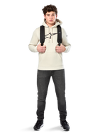 Alpinestars Insignia Hoodie, codzienna odzież streetwear, polarowa bluza w kolorze Off White, logo z motywem włókna węglowego i czerwonym konturem, kaptur ze sznurkiem, kieszeń kangurka, na modelu z czarnym plecakiem i ciemnoszarymi dżinsami