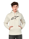 Alpinestars Insignia Hoodie, polarowa bluza w kolorze złamanej bieli, model męski w bluzie z dużym logo o wyglądzie włókna węglowego z czerwoną obwódką na piersi, kieszeń kangurka, kaptur ze sznurkiem, casualowy styl streetwear inspirowany motorsportem