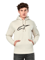 Alpinestars Insignia Hoodie, polarowa bluza w kolorze złamanej bieli, model męski w bluzie z dużym logo o wyglądzie włókna węglowego z czerwoną obwódką na piersi, kieszeń kangurka, kaptur ze sznurkiem, casualowy styl streetwear inspirowany motorsportem