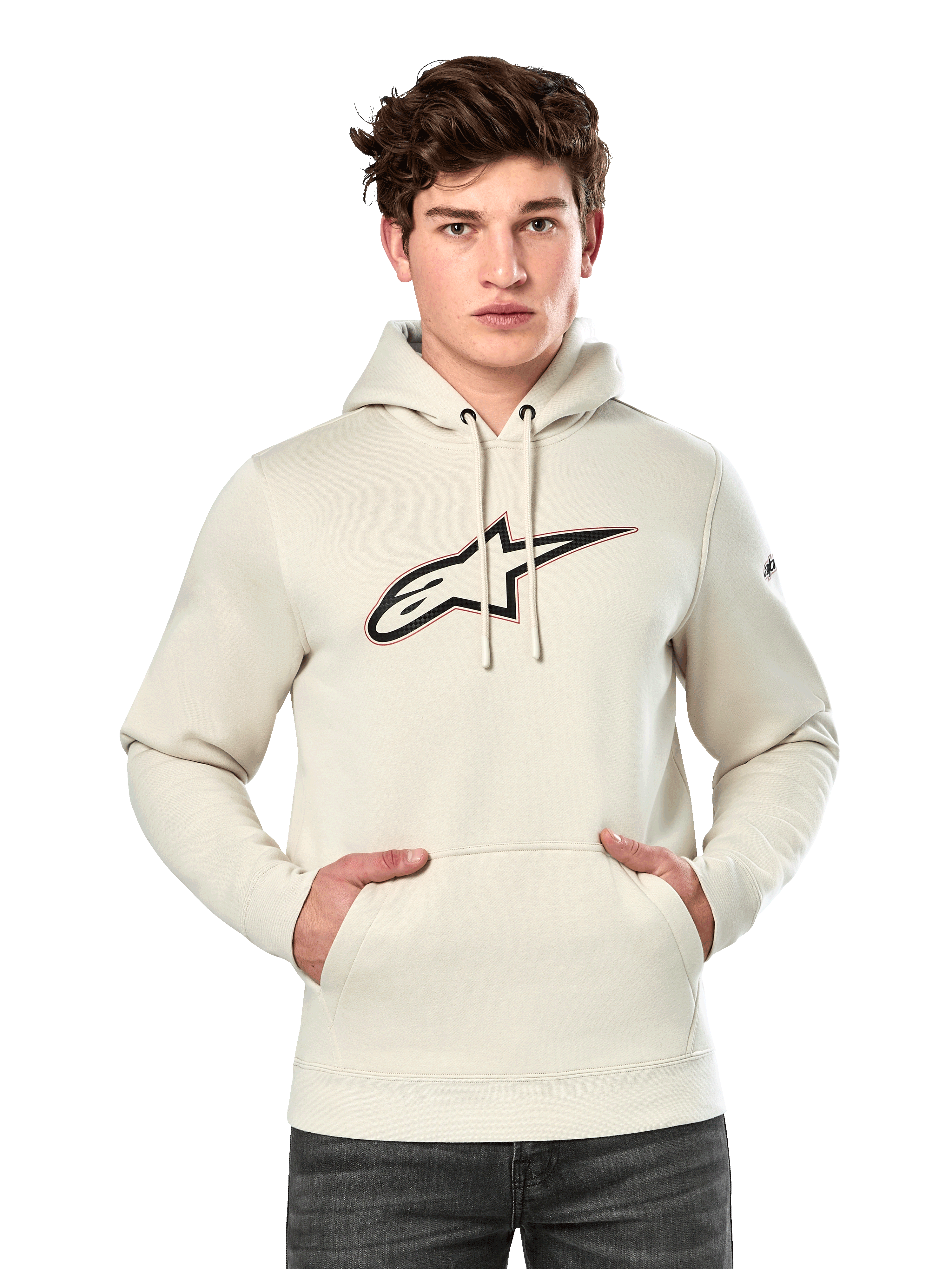 Alpinestars Insignia Hoodie, polarowa bluza w kolorze złamanej bieli, model męski w bluzie z dużym logo o wyglądzie włókna węglowego z czerwoną obwódką na piersi, kieszeń kangurka, kaptur ze sznurkiem, casualowy styl streetwear inspirowany motorsportem