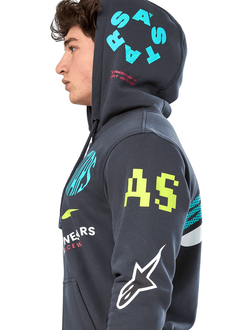 Bluza z kapturem Alpinestars Variegate, ciemnoszara polarowa bluza z zamkiem z przodu, profil boczny modelu, wielokolorowe grafiki z logo w kolorze neonowożółtym, jasnoniebieskim i białym, logo „AS” na rękawie i napis „STARS” na kapturze, codzienna odzież uliczna inspirowana sportami motorowymi