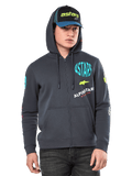 Alpinestars Variegate Hoodie, polarowa bluza z kapturem zapinana na zamek, ciemnoszara (gunmetal) z wielokolorowymi grafikami logo na piersi i rękawach, noszona przez modela z pasującą czapką, casualowy styl streetwear z kieszeniami typu kangurka i zamkiem na całej długości
