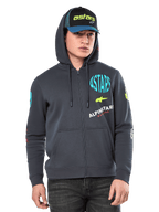Alpinestars Variegate Hoodie, polarowa bluza z kapturem zapinana na zamek, ciemnoszara (gunmetal) z wielokolorowymi grafikami logo na piersi i rękawach, noszona przez modela z pasującą czapką, casualowy styl streetwear z kieszeniami typu kangurka i zamkiem na całej długości