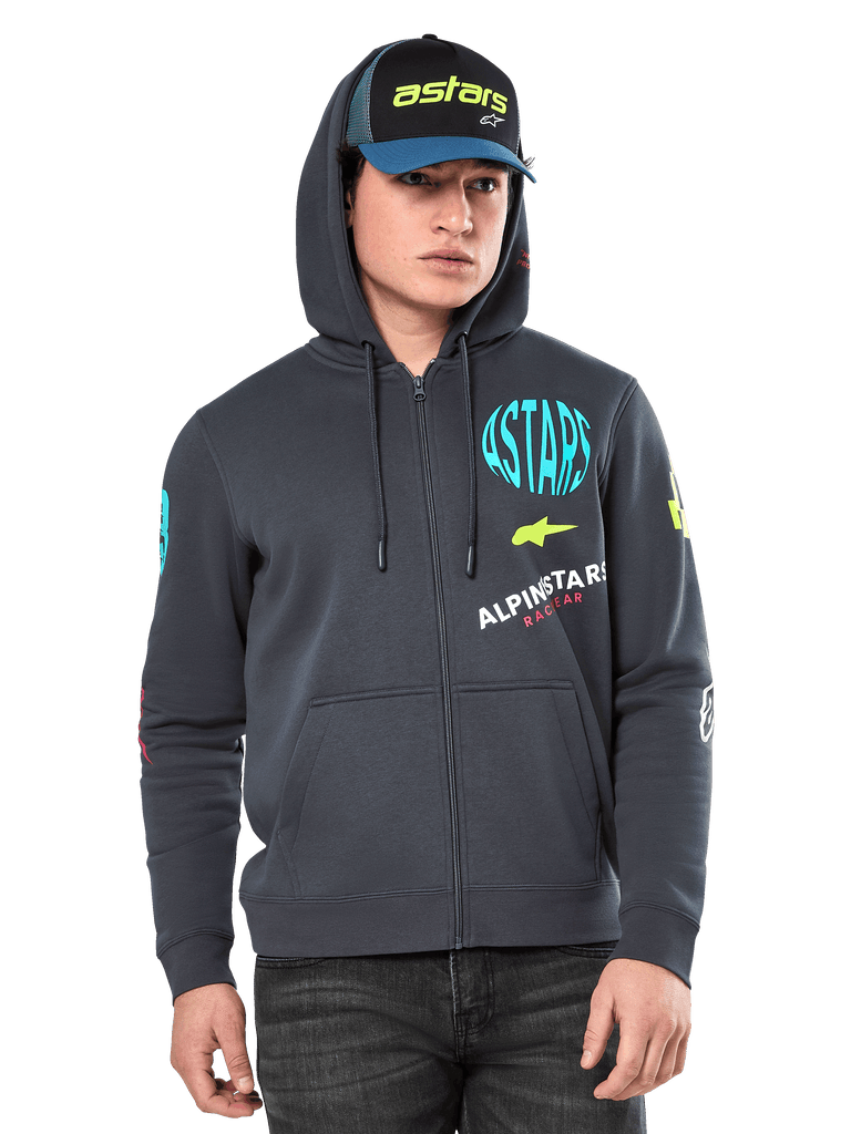Alpinestars Variegate Hoodie, polarowa bluza z kapturem zapinana na zamek, ciemnoszara (gunmetal) z wielokolorowymi grafikami logo na piersi i rękawach, noszona przez modela z pasującą czapką, casualowy styl streetwear z kieszeniami typu kangurka i zamkiem na całej długości