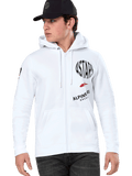 Alpinestars Variegate Hoodie, biała bluza z kapturem na zamek, czarne i czerwone grafiki wyścigowe ASTARS, noszona przez modela w czarnej czapce i ciemnych dżinsach, casualowy styl motorsport streetwear, kieszeń kangurka i kaptur ze sznurkiem
