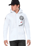 Alpinestars Variegate Hoodie, biała bluza z kapturem na zamek, czarne i czerwone grafiki wyścigowe ASTARS, noszona przez modela w czarnej czapce i ciemnych dżinsach, casualowy styl motorsport streetwear, kieszeń kangurka i kaptur ze sznurkiem