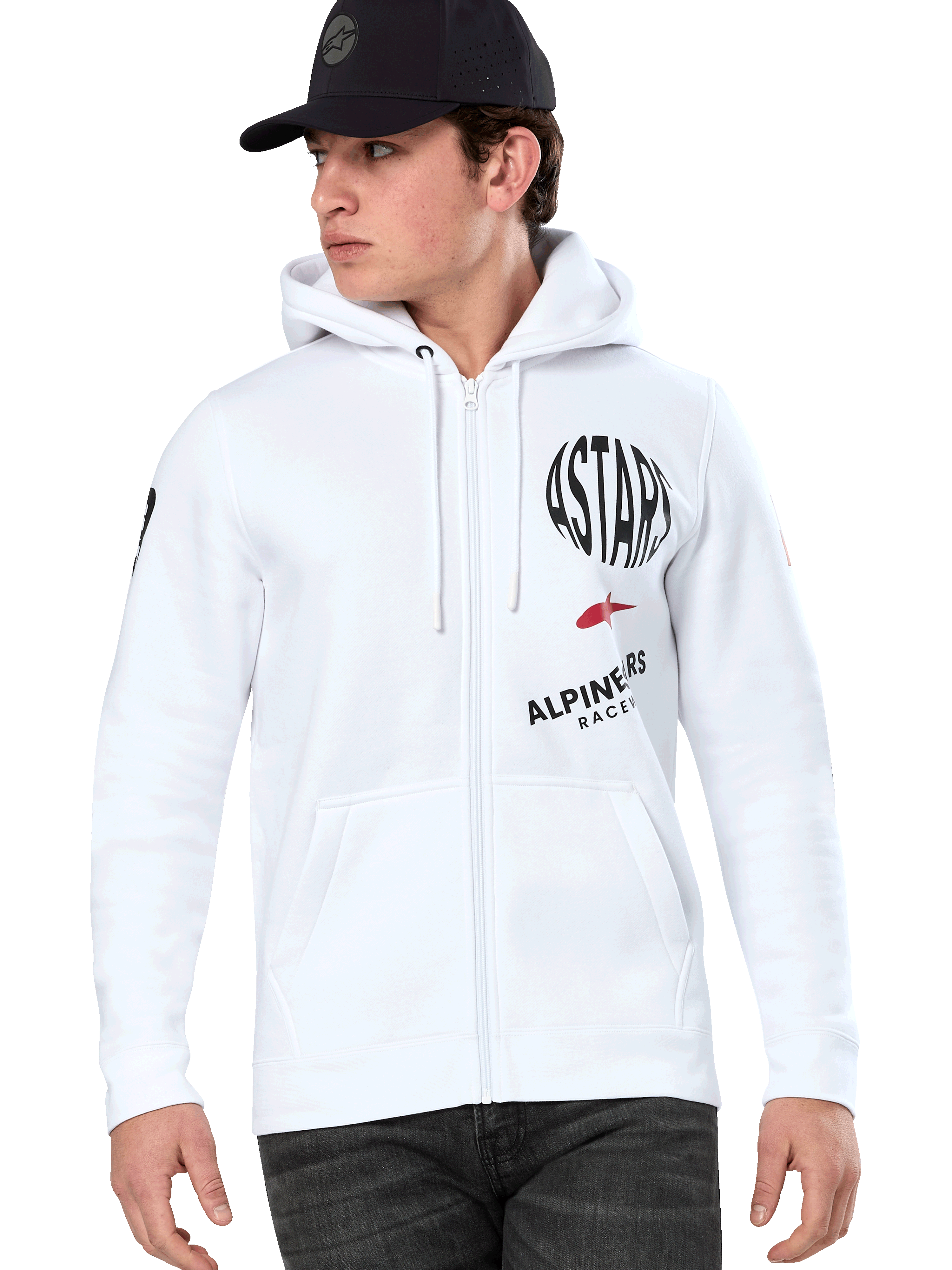 Alpinestars Variegate Hoodie, biała bluza z kapturem na zamek, czarne i czerwone grafiki wyścigowe ASTARS, noszona przez modela w czarnej czapce i ciemnych dżinsach, casualowy styl motorsport streetwear, kieszeń kangurka i kaptur ze sznurkiem