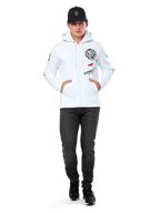 Bluza z kapturem Alpinestars Variegate, biała rozpinana bluza polarowa z kapturem, wieloelementowa grafika z napisem „ASTARS” i czerwonym logo gwiazdy na piersi, detale graficzne na rękawach, model w czarnej czapce z daszkiem i czarnych jeansach, codzienna odzież streetwear w stylu motorsport