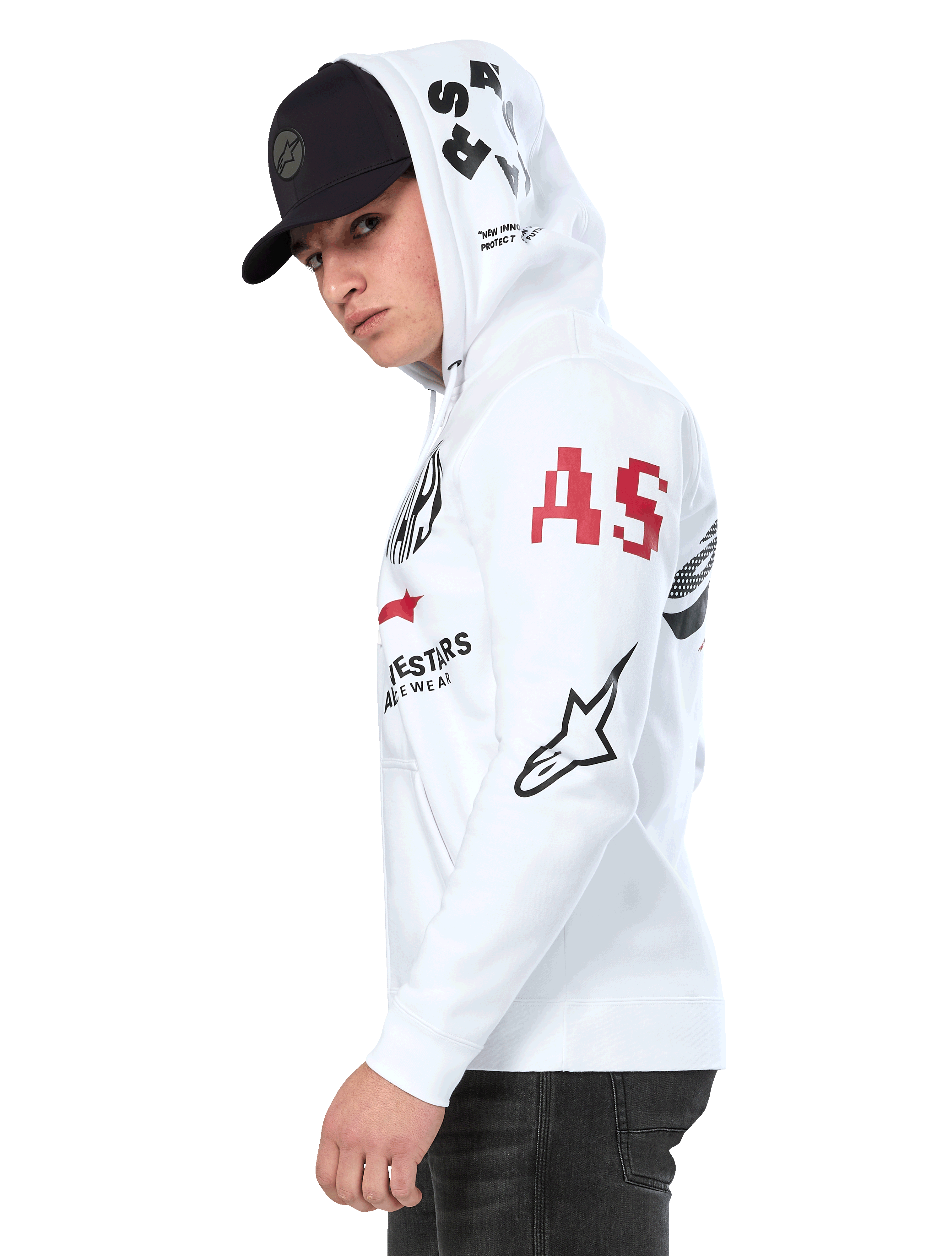 Alpinestars Variegate Hoodie, biała polarowa bluza z zamkiem z przodu, grafiki z wieloma logo na rękawach i kapturze, czerwony napis „AS” i czarne logo gwiazdy, noszona przez mężczyznę w czarnej czapce, codzienna odzież uliczna w stylu motorsport