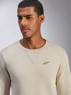 Alpinestars Positive Crew Sweatshirt, bluza typu crewneck w kolorze złamanej bieli, małe czarne logo z gwiazdą na piersi, detal z przeszyciem V przy dekolcie, codzienna odzież lifestylowa inspirowana sportami motorowymi