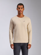Alpinestars Positive Crew, bluza typu crewneck, kolor złamanej bieli, małe czarne logo z gwiazdą na piersi, detal z przeszyciem V przy kołnierzu, prążkowane ściągacze przy mankietach i na dole, codzienna odzież uliczna inspirowana sportami motorowymi