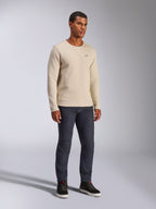 Alpinestars Positive Crew, bluza typu crewneck, złamana biel, casualowy styl streetwear, małe czarne logo A-star na piersi, prążkowany dekolt z przeszyciem typu V, długie rękawy, nowoczesny design inspirowany motorsportem