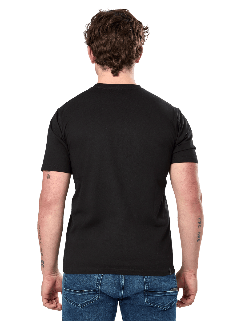 Alpinestars Cereal CSF Tee, koszulka z krótkim rękawem, czarna, widok z tyłu, noszona z niebieskimi dżinsami, codzienna odzież uliczna inspirowana sportami motorowymi