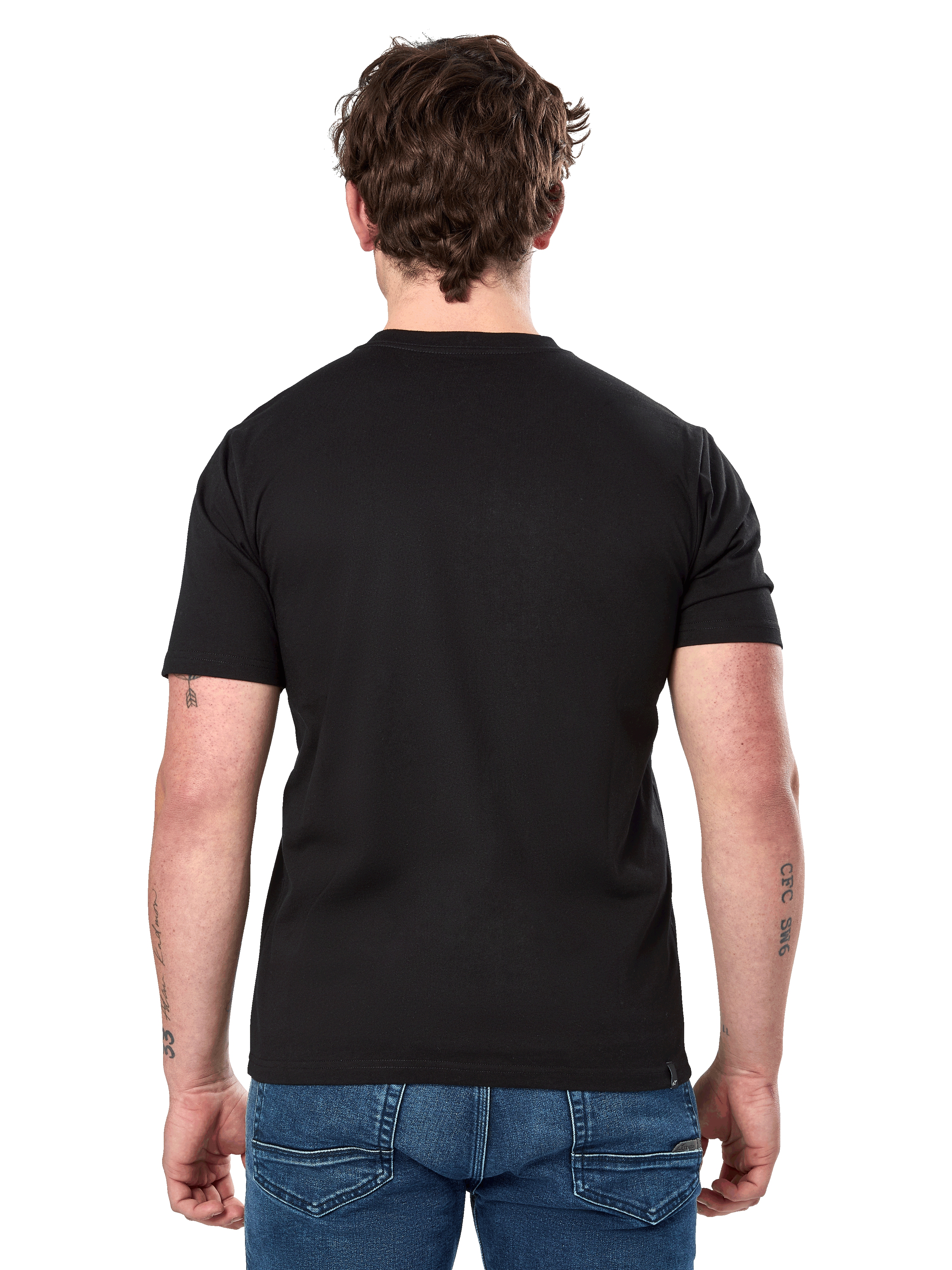 Alpinestars Cereal CSF Tee, koszulka z krótkim rękawem, czarna, widok z tyłu, noszona z niebieskimi dżinsami, codzienna odzież uliczna inspirowana sportami motorowymi