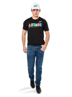 Męski model ubrany w koszulkę Alpinestars Cereal CSF Tee, czarny T-shirt z krótkim rękawem z kolorowym geometrycznym logo ASTARS, zestawiony z niebieskimi jeansami i białą czapką, casualowy styl streetwear inspirowany motorsportem