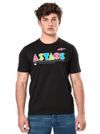 Alpinestars Cereal CSF Tee, czarna koszulka z krótkim rękawem, noszona przez modela, kolorowe geometryczne logo ASTARS z napisem Premium Racewear, casualowy motorsportowy streetwear
