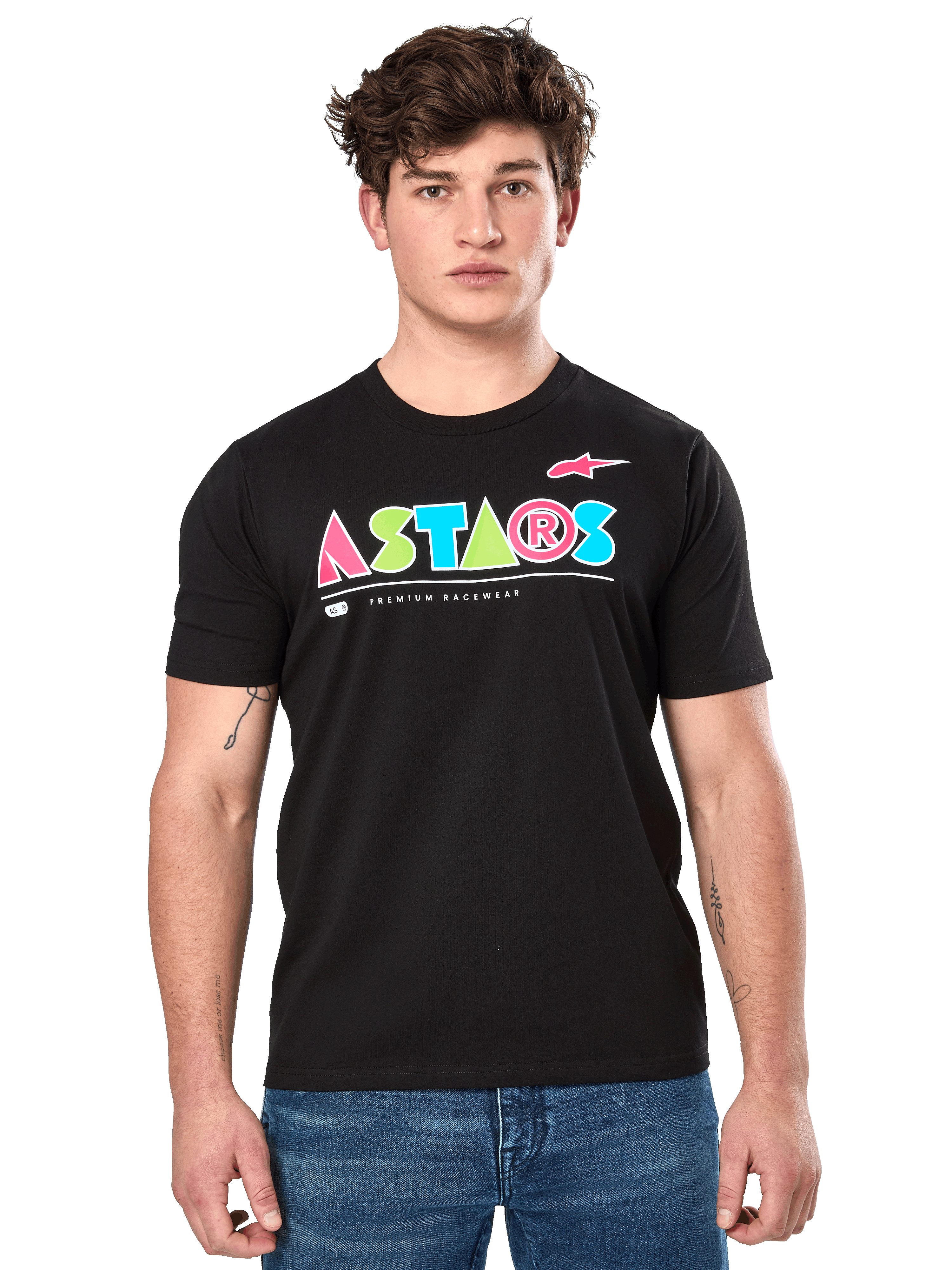 Alpinestars Cereal CSF Tee, czarna koszulka z krótkim rękawem, noszona przez modela, kolorowe geometryczne logo ASTARS z napisem Premium Racewear, casualowy motorsportowy streetwear