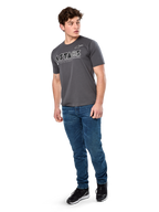 Alpinestars Cereal CSF Tee, koszulka z krótkim rękawem, grafitowa, białe geometryczne logo tekstowe Astars, codzienna odzież streetwearowa w stylu motorsport noszona z niebieskimi jeansami i czarnymi sneakersami
