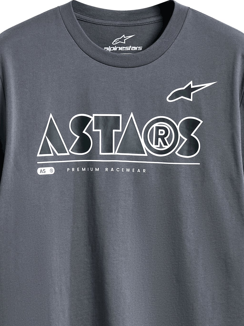 Alpinestars Cereal CSF Tee, koszulka z krótkim rękawem, kolor grafitowy, zbliżenie na grafikę na klatce piersiowej z białym geometrycznym logo tekstowym ASTARS i hasłem PREMIUM RACEWEAR, codzienna odzież motorsportowa typu streetwear