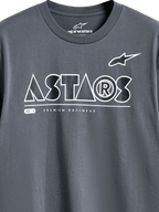 Alpinestars Cereal CSF Tee, koszulka z krótkim rękawem, kolor grafitowy, zbliżenie na grafikę na klatce piersiowej z białym geometrycznym logo tekstowym ASTARS i hasłem PREMIUM RACEWEAR, codzienna odzież motorsportowa typu streetwear