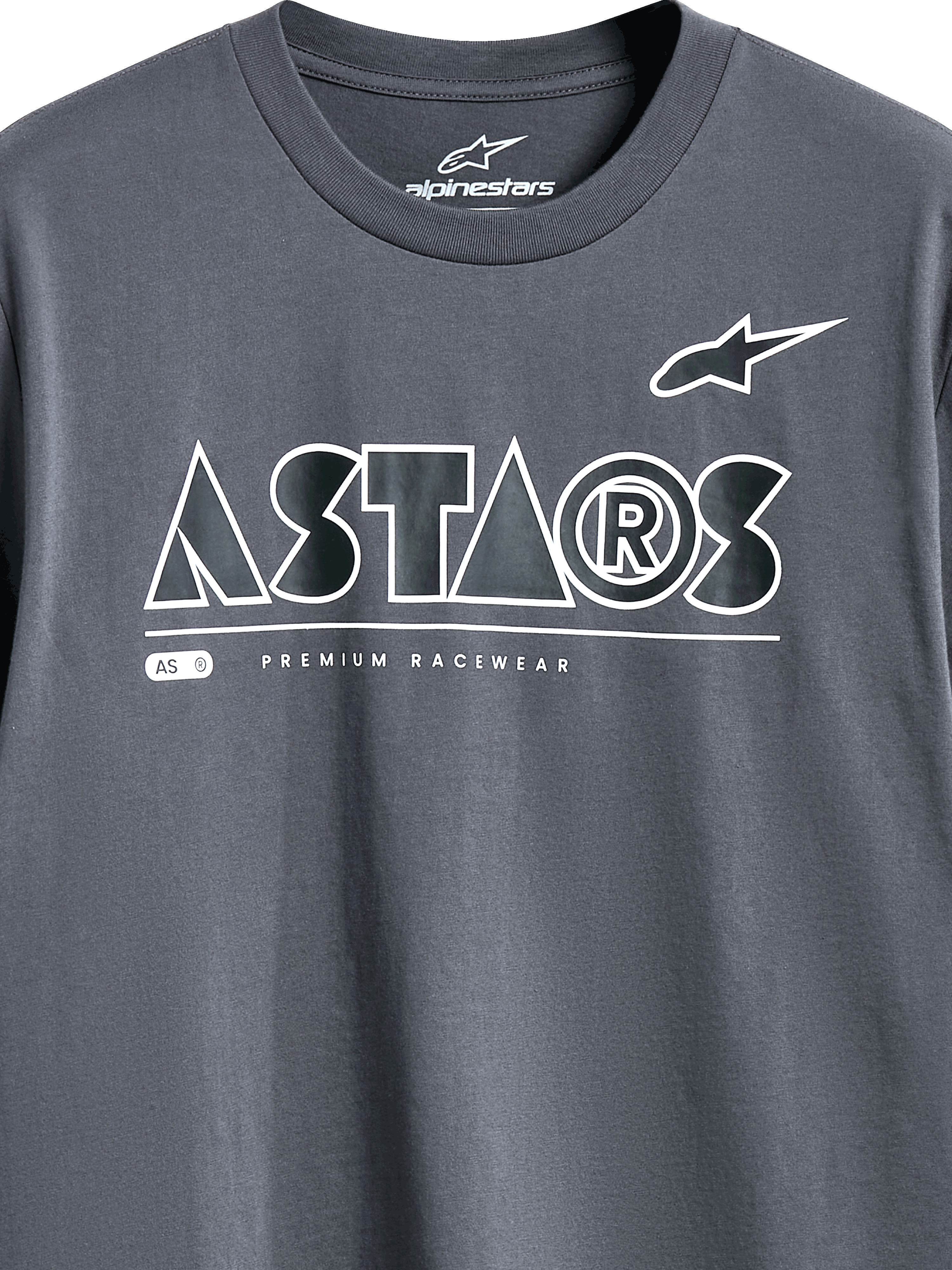 Alpinestars Cereal CSF Tee, koszulka z krótkim rękawem, kolor grafitowy, zbliżenie na grafikę na klatce piersiowej z białym geometrycznym logo tekstowym ASTARS i hasłem PREMIUM RACEWEAR, codzienna odzież motorsportowa typu streetwear