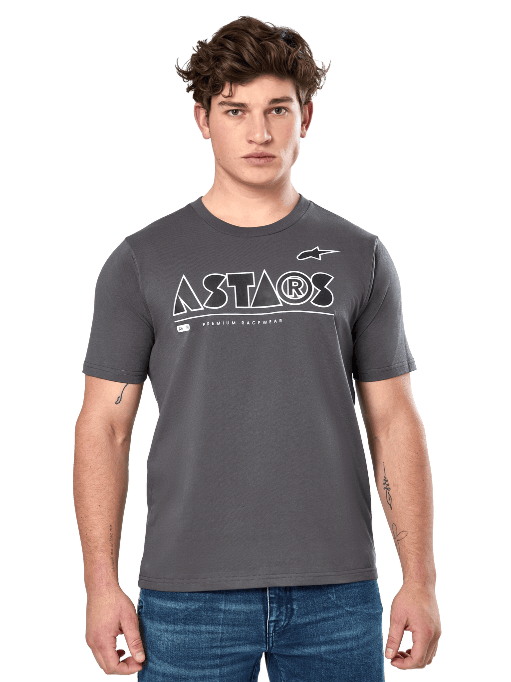Alpinestars Cereal CSF Tee, ciemnoszara koszulka z krótkim rękawem, prezentowana na modelu w niebieskich dżinsach, białe geometryczne logo ASTARS i napis „Premium Racewear”, casualowa odzież lifestylowa inspirowana motorsportem
