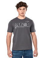 Alpinestars Cereal CSF Tee, ciemnoszara koszulka z krótkim rękawem, prezentowana na modelu w niebieskich dżinsach, białe geometryczne logo ASTARS i napis „Premium Racewear”, casualowa odzież lifestylowa inspirowana motorsportem
