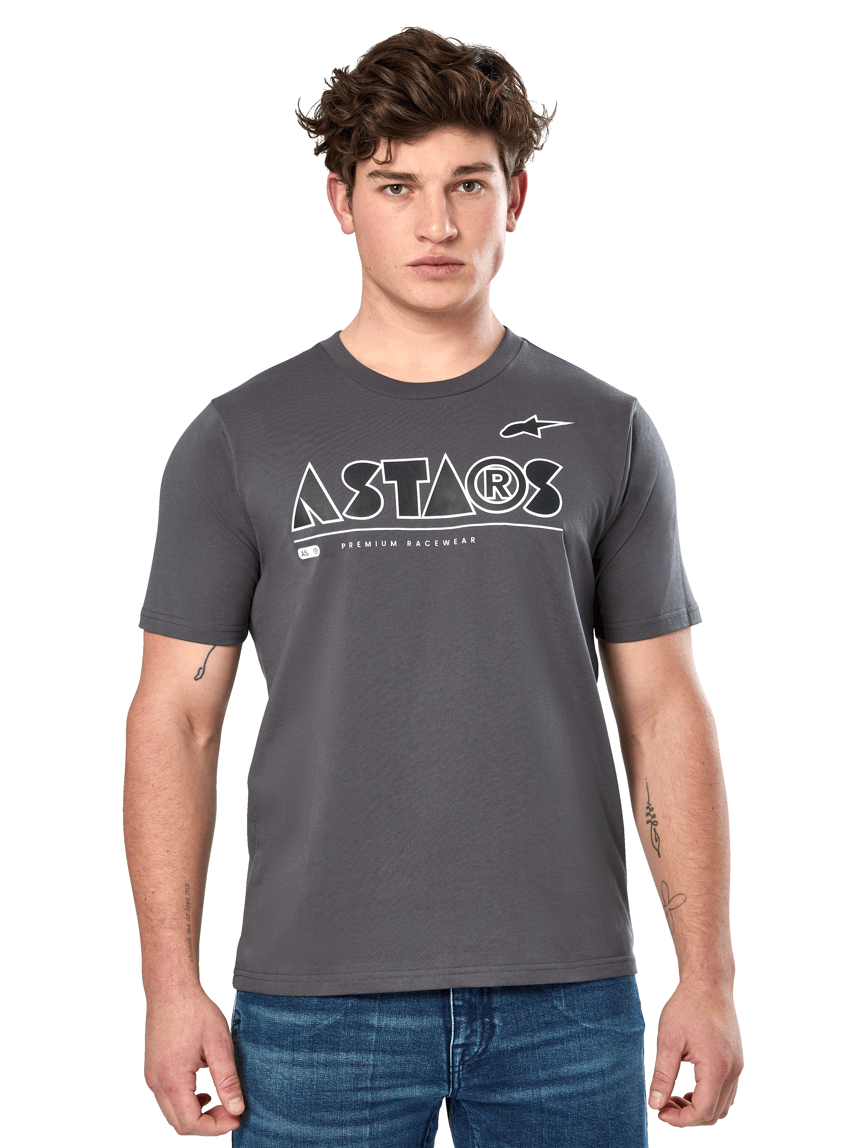 Alpinestars Cereal CSF Tee, ciemnoszara koszulka z krótkim rękawem, prezentowana na modelu w niebieskich dżinsach, białe geometryczne logo ASTARS i napis „Premium Racewear”, casualowa odzież lifestylowa inspirowana motorsportem