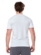 Alpinestars Geografica CSF Tee, biała koszulka z krótkim rękawem, widok z tyłu, model w szarych spodniach, casualowy motorsportowy streetwear