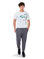Alpinestars Geografica CSF Tee, koszulka z krótkim rękawem, biała, zielone logo Astars z geograficzną grafiką multi-tech, noszona z szarymi spodniami dresowymi i czarnymi sneakersami, codzienny motorsportowy styl streetwear