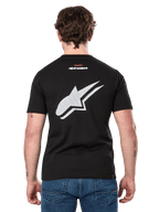 Alpinestars Formulate CSF Tee, koszulka z krótkim rękawem, czarna, widok z tyłu przedstawiający duże białe perforowane logo Astars i małe logo Alpinestars, sportowa odzież codzienna inspirowana motorsportem