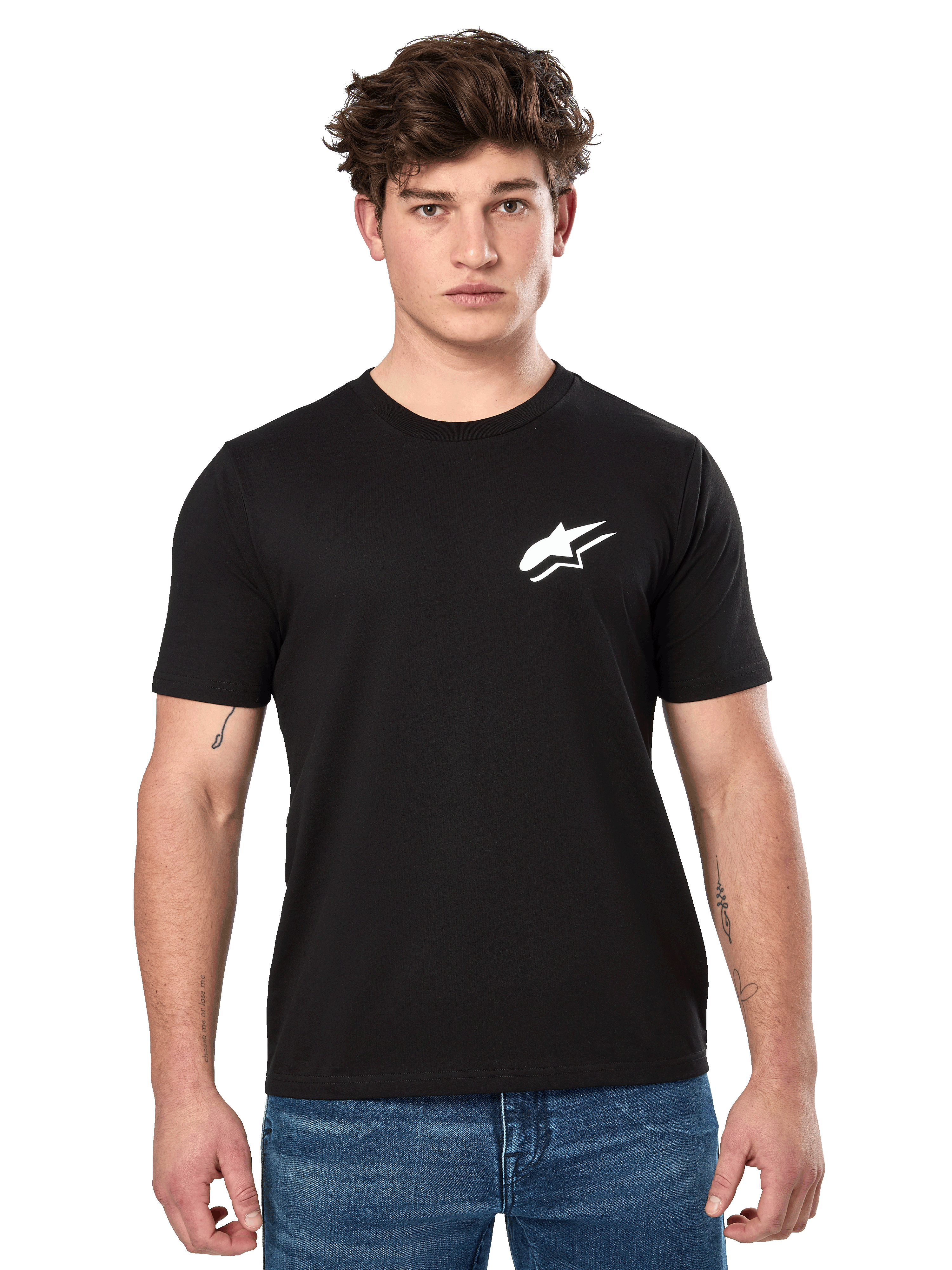 Alpinestars Formulate CSF Tee, czarna koszulka z krótkim rękawem, prezentowana przez modela w niebieskich dżinsach, z białym logo Astars na piersi, codzienna odzież lifestylowa inspirowana sportami motorowymi