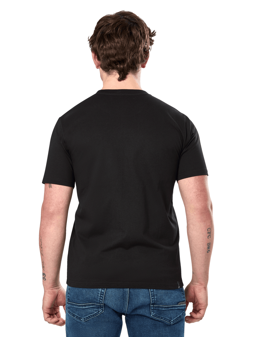 Alpinestars Dot Carbon CSF Tee, t-shirt z krótkim rękawem, czarny, widok z tyłu na modelu prezentujący gładki tył i swobodny krój, noszony z niebieskimi dżinsami, streetwear inspirowany sportami motorowymi