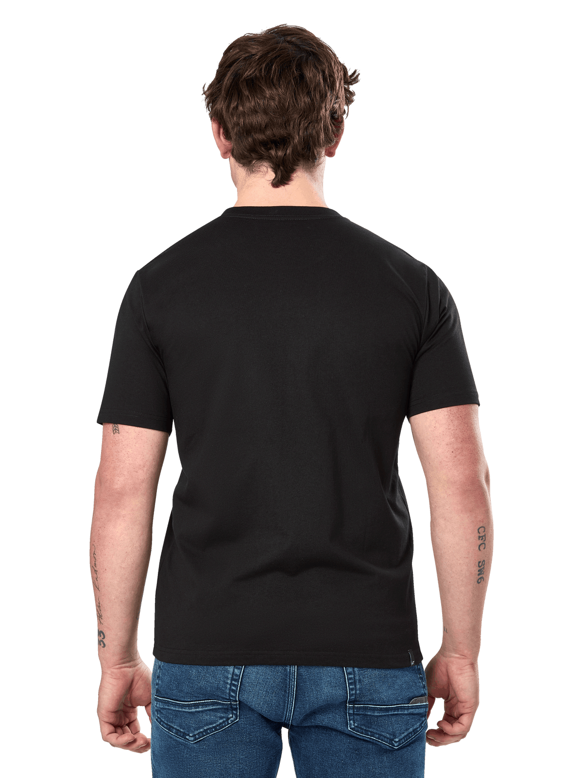 Alpinestars Dot Carbon CSF Tee, t-shirt z krótkim rękawem, czarny, widok z tyłu na modelu prezentujący gładki tył i swobodny krój, noszony z niebieskimi dżinsami, streetwear inspirowany sportami motorowymi