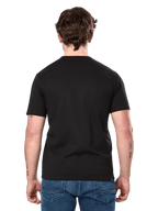 Alpinestars Dot Carbon CSF Tee, t-shirt z krótkim rękawem, czarny, widok z tyłu na modelu prezentujący gładki tył i swobodny krój, noszony z niebieskimi dżinsami, streetwear inspirowany sportami motorowymi