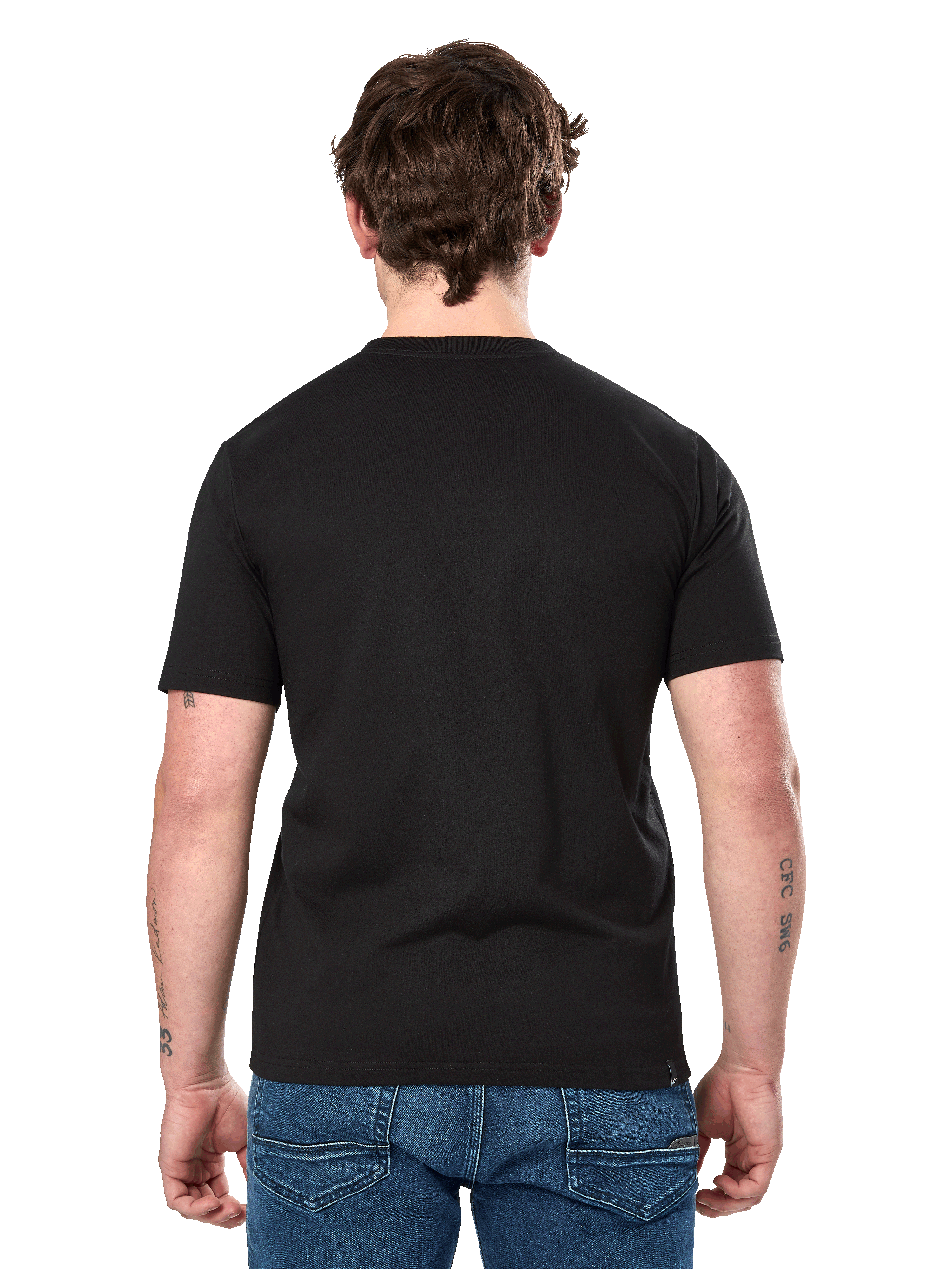 Alpinestars Dot Carbon CSF Tee, t-shirt z krótkim rękawem, czarny, widok z tyłu na modelu prezentujący gładki tył i swobodny krój, noszony z niebieskimi dżinsami, streetwear inspirowany sportami motorowymi