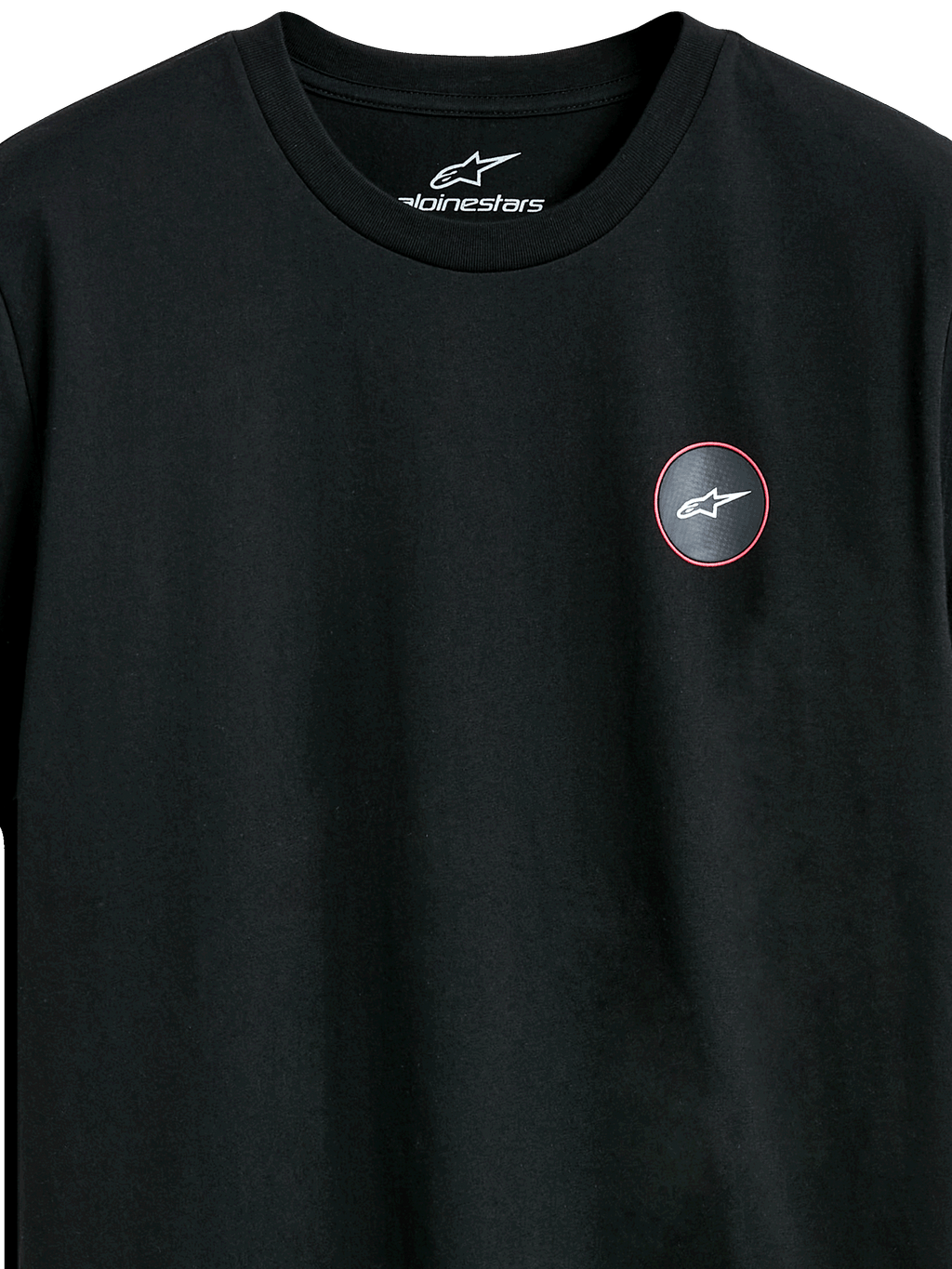 Alpinestars Dot Carbon CSF Tee, czarny t-shirt z krótkim rękawem, zbliżenie na okrągłe logo na piersi o wyglądzie włókna węglowego z białym symbolem Astars, codzienna odzież streetwearowa w stylu motorsportowym