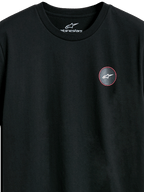 Alpinestars Dot Carbon CSF Tee, czarny t-shirt z krótkim rękawem, zbliżenie na okrągłe logo na piersi o wyglądzie włókna węglowego z białym symbolem Astars, codzienna odzież streetwearowa w stylu motorsportowym