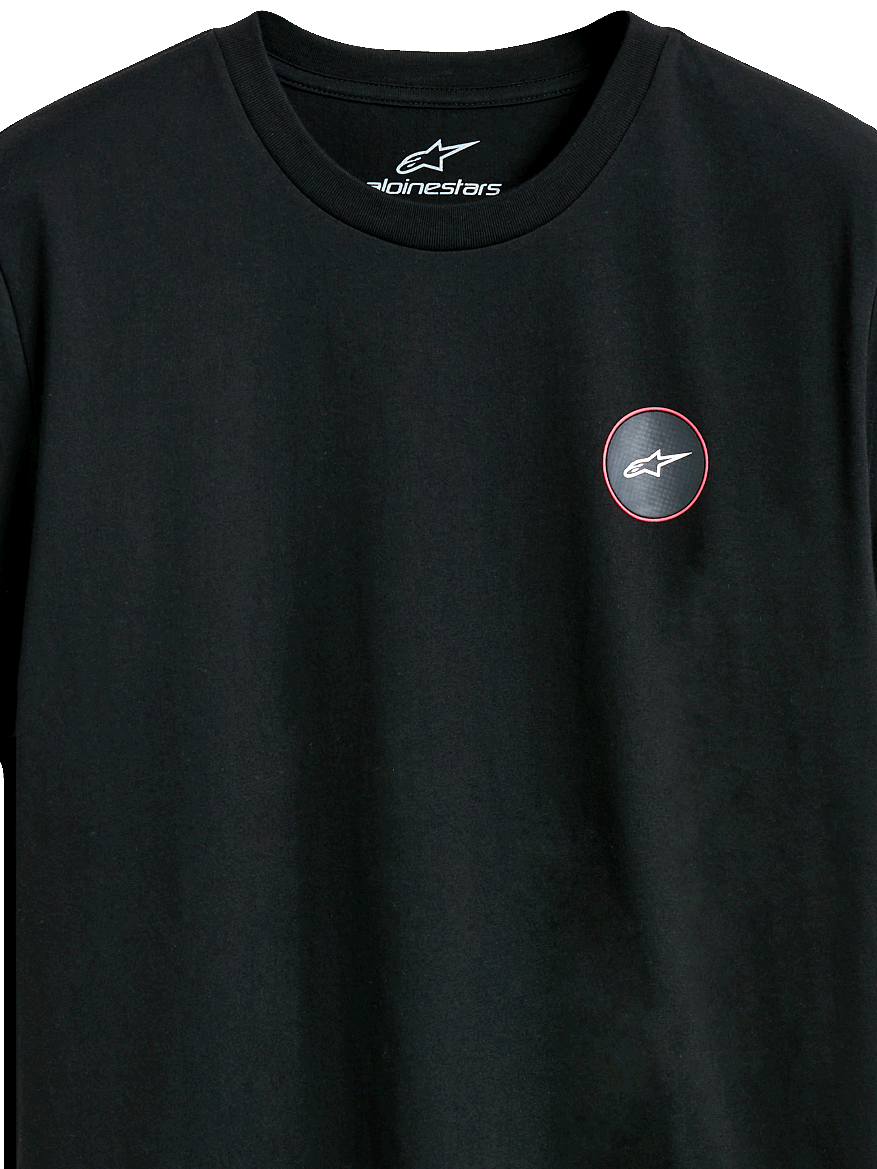Alpinestars Dot Carbon CSF Tee, czarny t-shirt z krótkim rękawem, zbliżenie na okrągłe logo na piersi o wyglądzie włókna węglowego z białym symbolem Astars, codzienna odzież streetwearowa w stylu motorsportowym