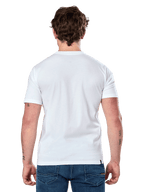 Alpinestars Dot Carbon Csf Tee, koszulka z krótkim rękawem, biała, widok z tyłu na modelu, noszona z niebieskimi jeansami, casualowa odzież motorsportowa