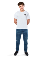 Alpinestars Dot Carbon Csf Tee, koszulka z krótkim rękawem, biała, okrągłe logo Astars o wyglądzie włókna węglowego, codzienna odzież uliczna w stylu motorsport, noszona przez modela w niebieskich jeansach i czarnych sneakersach