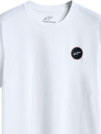 Alpinestars Dot Carbon Csf Tee, koszulka z krótkim rękawem, biała, zbliżenie na okrągłe czarne logo z wypełnieniem o wyglądzie włókna węglowego i białą gwiazdą, wewnętrzny nadruk na karku, codzienna odzież streetwearowa w stylu motorsportowym